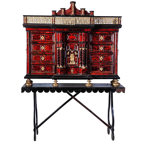 Bargue&ntilde;o sobre mesa de carey con capilla arquitect&oacute;nica, S.XVII.