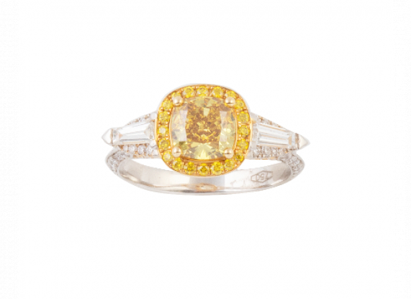 Sortija con diamante Fancy talla cushion de 1,50 ct flanqueado por diamantes talla baguette. En oro bicolor de 18K.