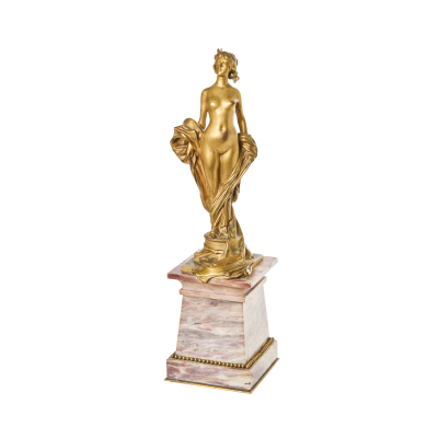 Auguste Seysses (Toulouse, Francia, 1862-1946).  Phryné.  Escultura en bronce dorado sobre peana en mármol. Firmada. 