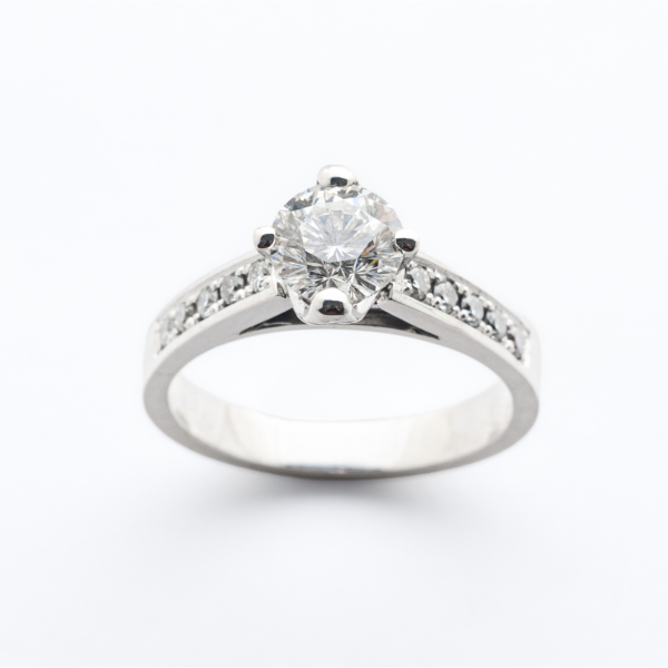 Sortija en oro blanco con centro y brazos de diamante talla brillante.   