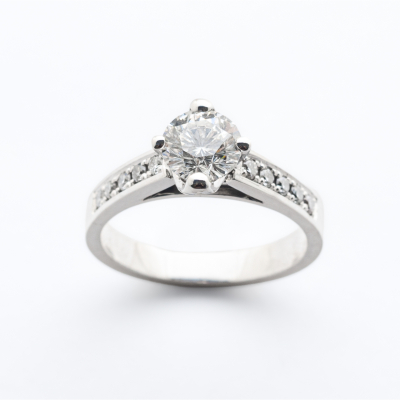 Sortija en oro blanco con centro y brazos de diamante talla brillante.   