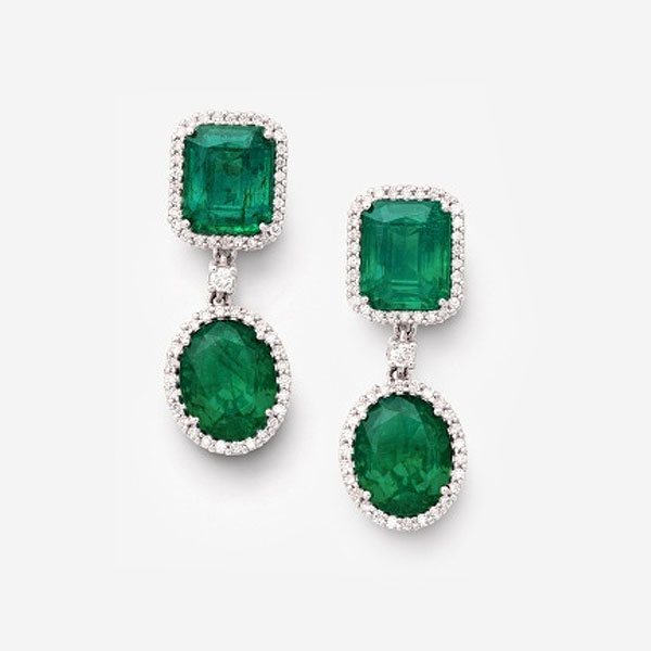 Pendientes largos en oro blanco con 2 esmeraldas cada uno, orlas de diamantes talla brillante alrededor y unidos por diamante talla brillante 