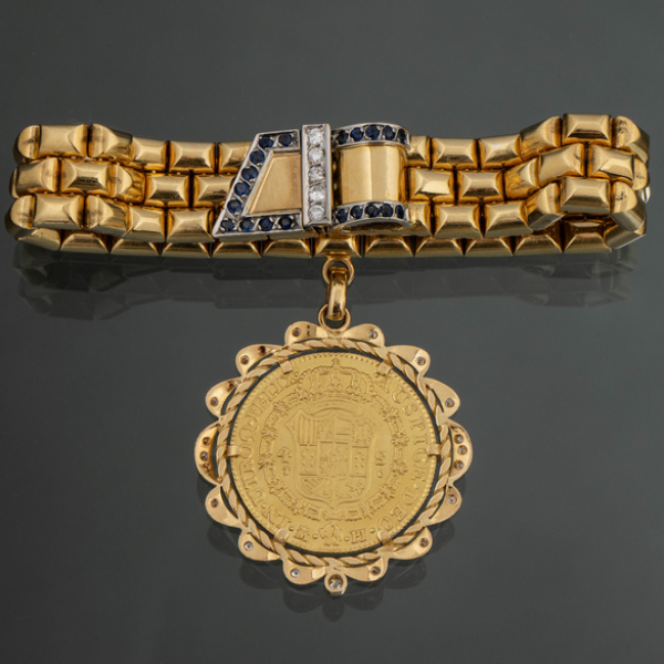 Pulsera de eslabones cuadrados en oro amarillo de 18kt con colgante de moneda orlado en oro y brillantes con zafiro.