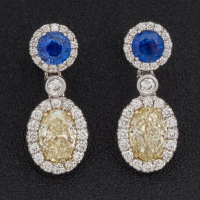 Extraordinarios pendientes de oro blanco de 18 K. con diamantes fancy intense yellow talla oval de 2,01 y 2,02 cts. 