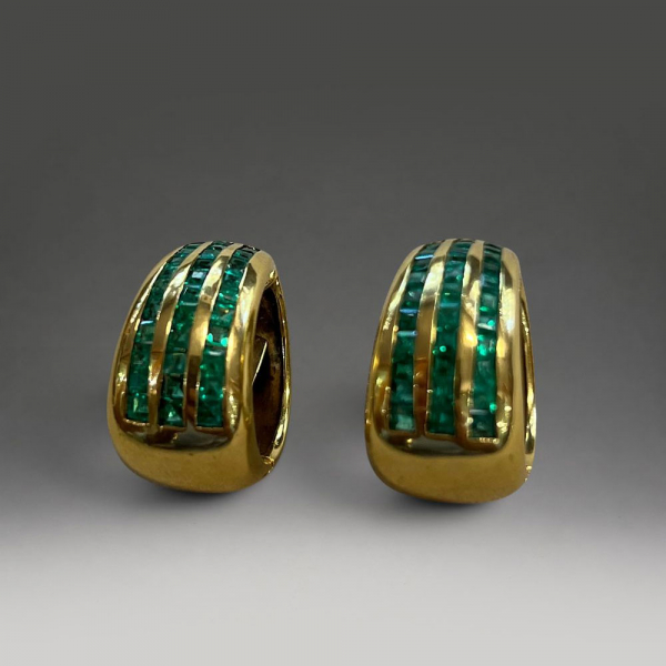 ESPECTACULAR PAREJA DE PENDIENTES EN ORO 18K Y PESO DE 28.9G CON 6CT DE ESMERALDAS, JOYER&Iacute;A SENDON BARCELONA.