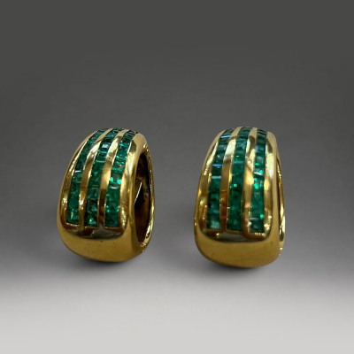 ESPECTACULAR PAREJA DE PENDIENTES EN ORO 18K Y PESO DE 28.9G CON 6CT DE ESMERALDAS, JOYER&Iacute;A SENDON BARCELONA.