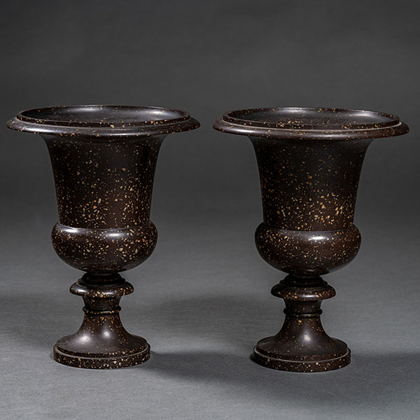 Pareja de copas neocl&aacute;sicas en cer&aacute;mica imitando p&oacute;rfido firmado Saregremines del siglo XIX.