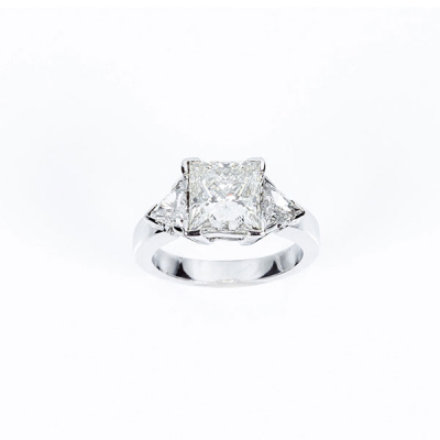 Anillo solitario en s&oacute;lida montura de oro blanco con un limpio y blanco diamante natural, talla princesa de 2.80 ct aprox.