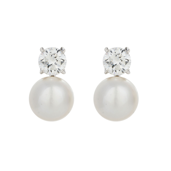 Pendientes tu y yo en oro blanco con diamante talla brillante engastado en garras y perla cultivada bot&oacute;n de 11,5 mm.