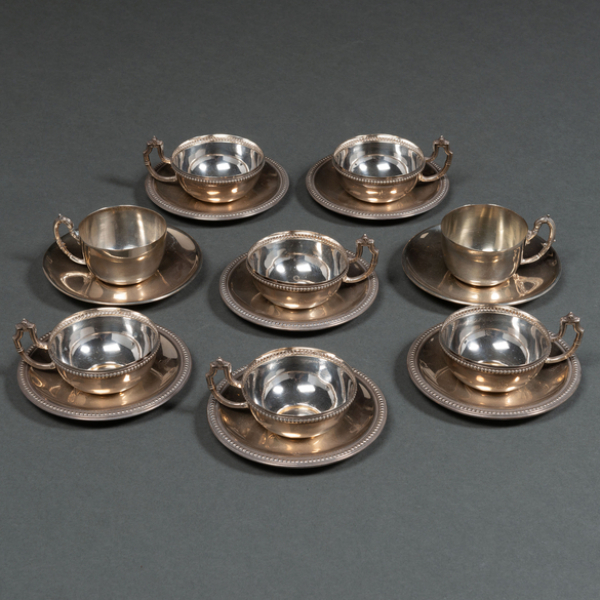 Servicio de ocho tazas y platos en plata española punzonada. Siglo XX