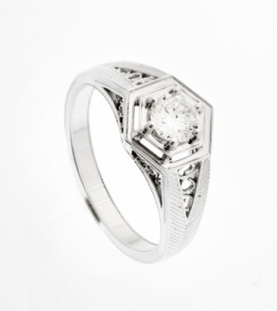 Solitario Art Decó en oro blanco con diamante talla brillante