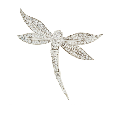 Broche diseño libélula en oro blanco con pavé de diamantes talla brillante, 6,5 x 5,5 cm.