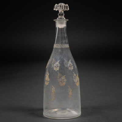 Botella en cristal traslúcido esmaltada con motivos florales de la Real Fábrica de cristales de la Granja de finales del siglo XVIII-XIX.