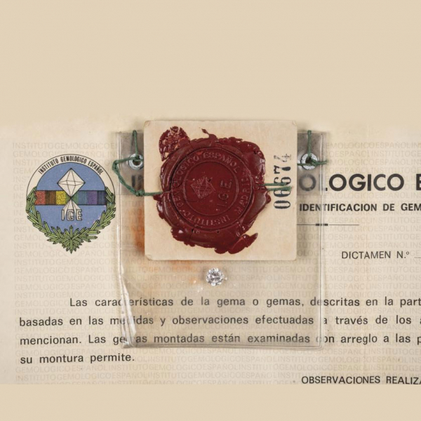 Diamante talla brillante1,01 cts. Color T.W. Pureza Si1. Certificado IGE 1979. 
