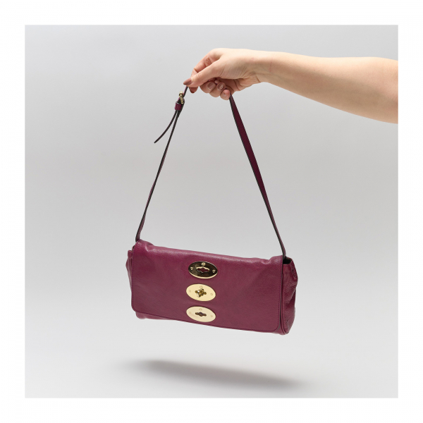 MULBERRY. Bolso modelo «Postman Lock Clutch» en cuero de tonalidad violeta con triple cierre de pasador regulable en metal dorado.