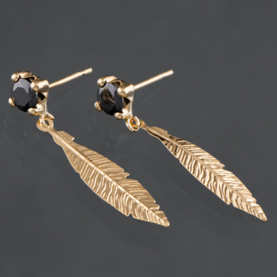 Pendientes en forma de pluma en oro amarillo de 18 kt.