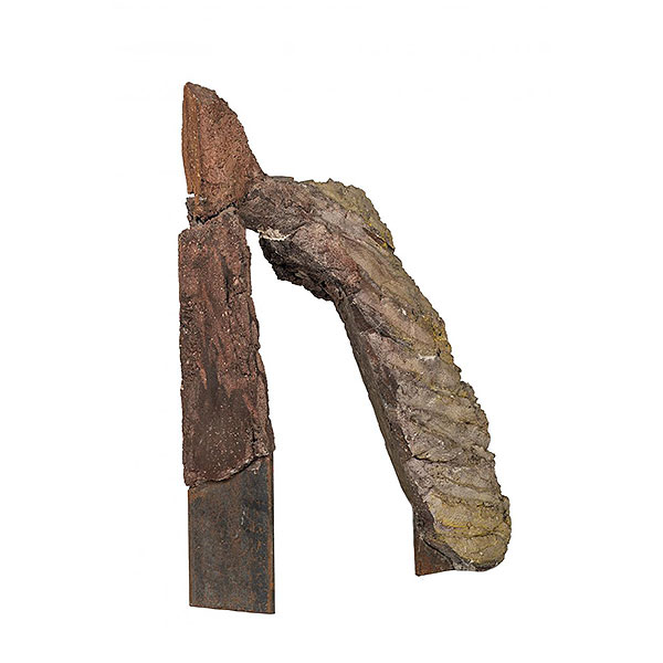 Cristina Iglesias. "Sin título (1985)". Escultura realizada en hierro, cemento y pigmentos.