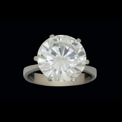 Anillo de oro blanco de 18 K. con brillante de 5,60 cts. Color: H. Pureza: VS1.  