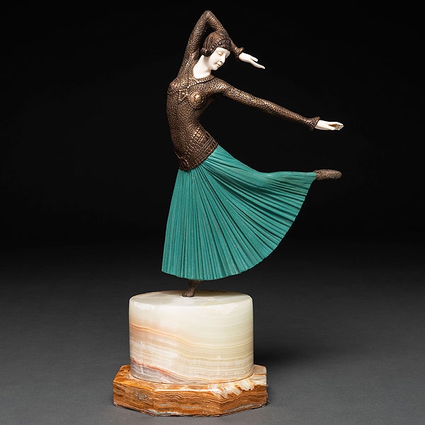 &quot;Bailarina&quot; Figura crisolefantina realizada en bronce y marfil. Siglo XX. 
