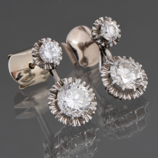 Pareja de pendientes en oro blanco de 18kt con brillantes.