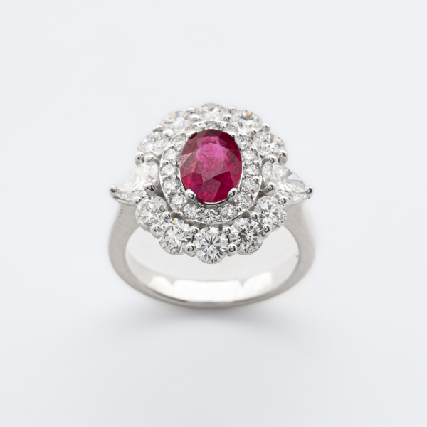 Sortija roset&oacute;n en oro blanco con rub&iacute; (Burma) talla oval y doble orla de diamantes talla brillante custodiados por diamantes talla trill&oacute;n.