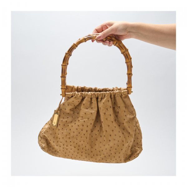 GUCCI. Bolso modelo «Ostrich Bamboo» en piel de avestruz de tonalidad ocre con asas en bambú curvado. En perfecto estado.
