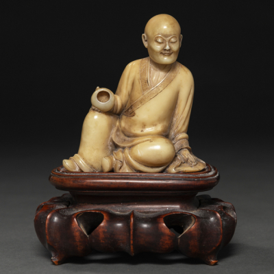 "Lohan" Figura escult&oacute;rica de bulto redondo realizada en piedra Dinast&iacute;a Qing(1644 -1912)