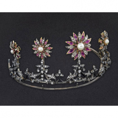 Tiara de oro, plata, diamantes, símil de diamantes y rosetones de diamantes y rubíes.