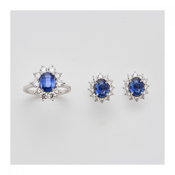 Juego de pendientes y sortija rosetón en oro blanco con zafiros azules Royal Blue (Sri Lanka) y diamantes talla brillante.