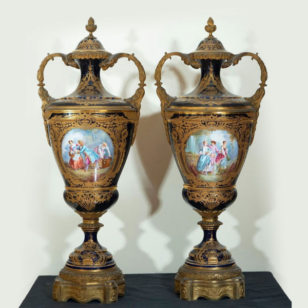 Elegante Gran Pareja de Jarrones en porcelana de Sèvres "Bleu Royale" pintados y esmaltados a mano, trabajo francés del siglo XIX.