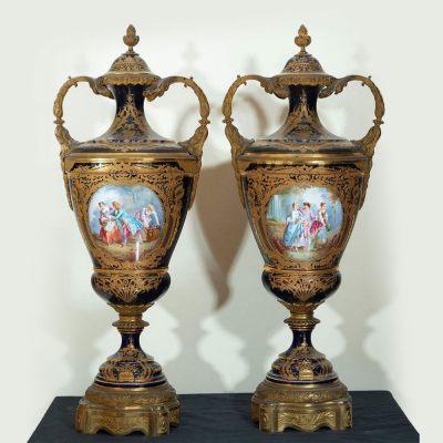 Elegante Gran Pareja de Jarrones en porcelana de Sèvres &quot;Bleu Royale&quot; pintados y esmaltados a mano, trabajo francés del siglo XIX.