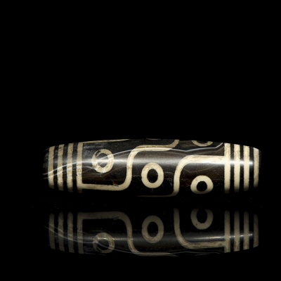 Gran cuenta Dzi de nueve ojos en &Aacute;gata, Dinast&iacute;a Liao (916&ndash;1125) o posterior. 