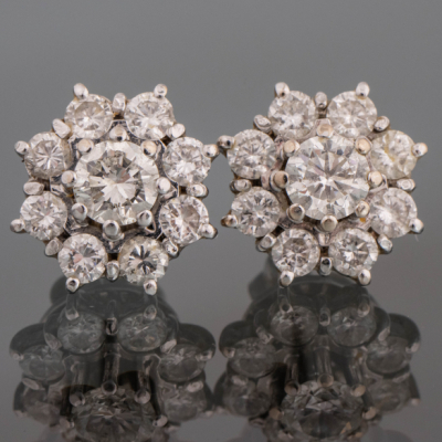 Pareja de pendientes en forma de rosetón en oro blanco de 18kt con brillantes.