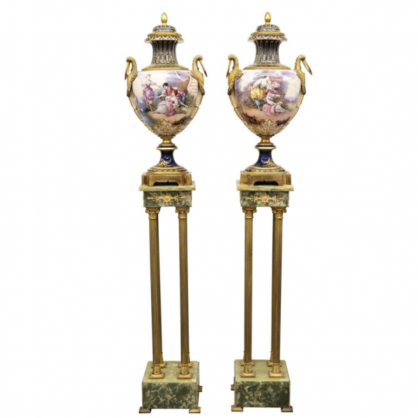 Pareja de jarrones al estilo Sèvres. Circa 1900