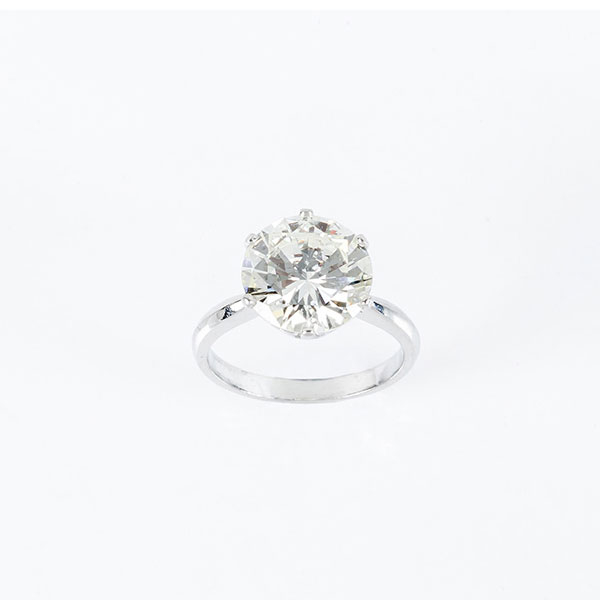 Anillo solitario en oro blanco 18 K con un bello diamante natural, talla brillante moderna de 5.00 ct aprox.