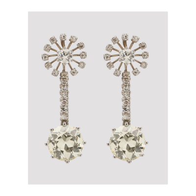 Pendientes largos en oro blanco con rosetón y barrita de diamantes tallas brillante antigua y 8/8 rematados por un gran diamante talla brillante antigua.