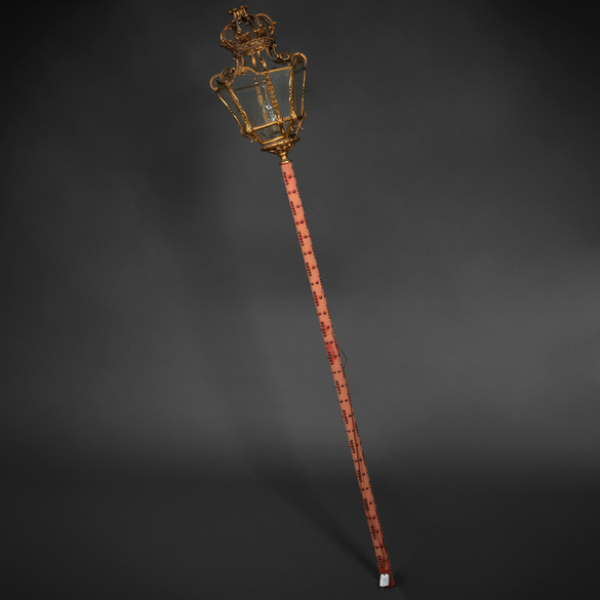 Estandarte y farol realizado en bronce dorado con cristal, Siglo XIX
