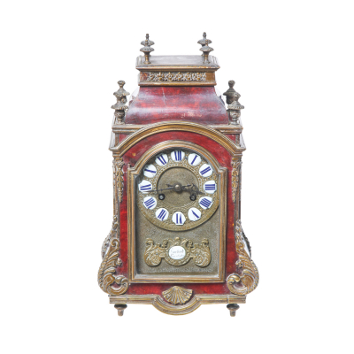 Reloj «Boulle» Napoleón III de Barbaste, Francia, con decoraciones en bronce dorado de motivos florales, roleos, acantos y venera, s.XIX.