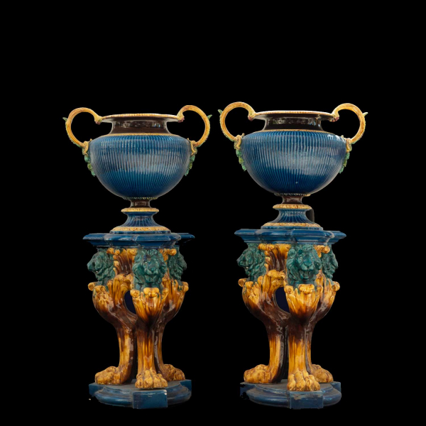 Pareja de Monumentales Cráteras o Jardineras en Terracota Vidriada francesa, firmados en la base, de finales del siglo XIX.