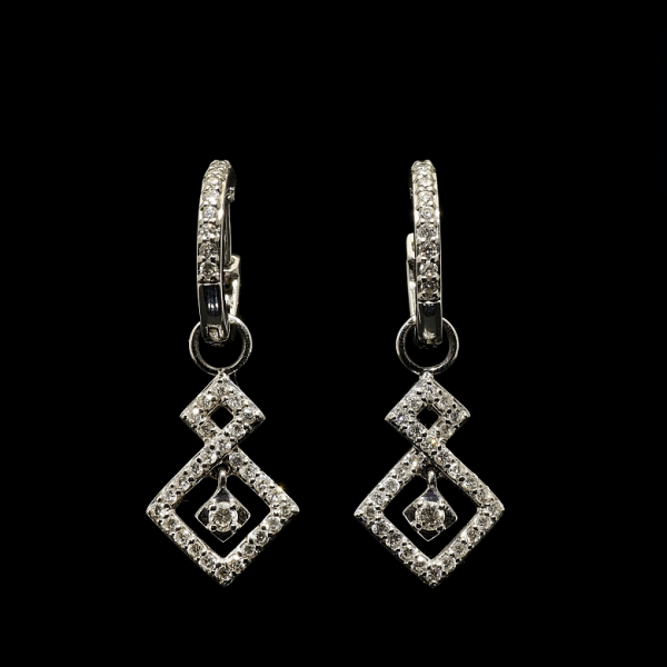 Pendientes colgantes en oro blanco de 18K y diamantes.  