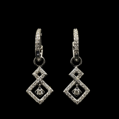 Pendientes colgantes en oro blanco de 18K y diamantes.  