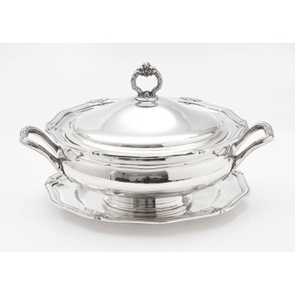 Lote compuesto por sopera y plato en plata con decoración vegetal. Estilo Luis XVI. Marcas de platero.