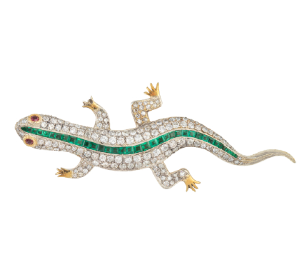 Broche con dise&ntilde;o de salamandra cuajada de brillantes de talla antigua, con l&iacute;nea de esmeraldas en talla carr&eacute; y ojos de rub&iacute;es. 