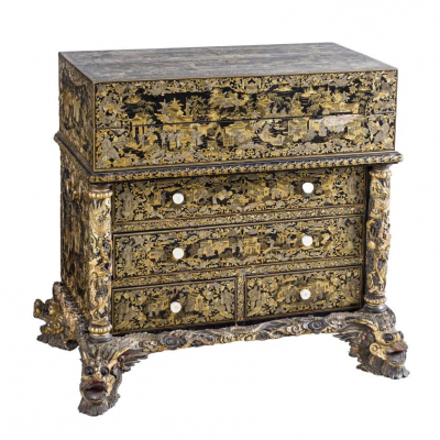 Importante y muy rara c&oacute;moda escritorio china Cant&oacute;n S. XIX.  Realizada en madera tallada, lacada y dorada. 