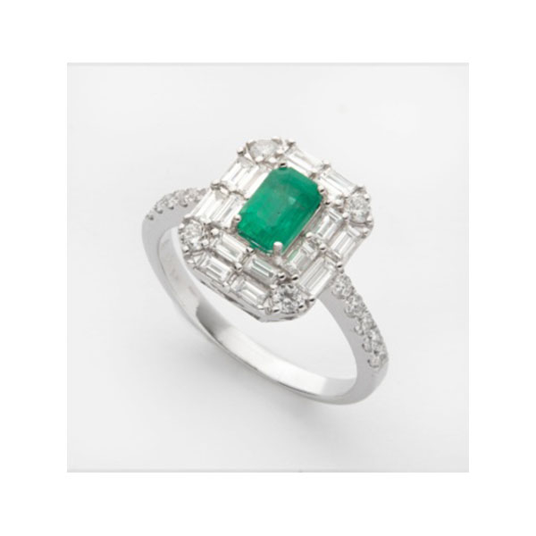 Sortija en oro blanco con esmeralda central y orla de diamantes 0,75 cts. 