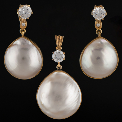 Juego de pendientes y colgante en oro amarillo de 18 kt con perla japonesa.