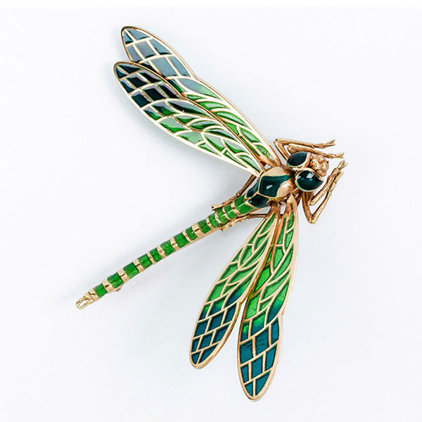Bonito alfiler de solapa en oro amarillo, con forma de 'lib&eacute;lula' decorada con esmaltes verdes, transparentes y semitransparentes.