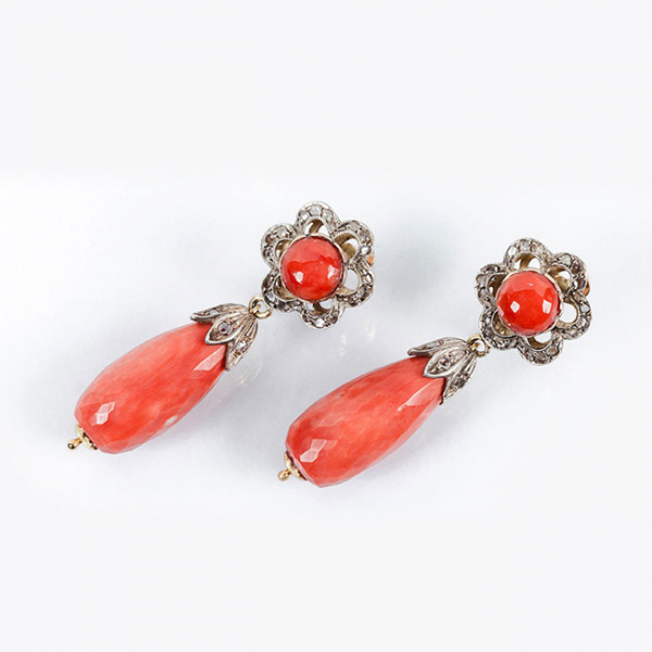Pendientes largos con una gran l&aacute;grima de coral facetado, con cabuch&oacute;n facetado de coral y orla ondulante de diamantes 