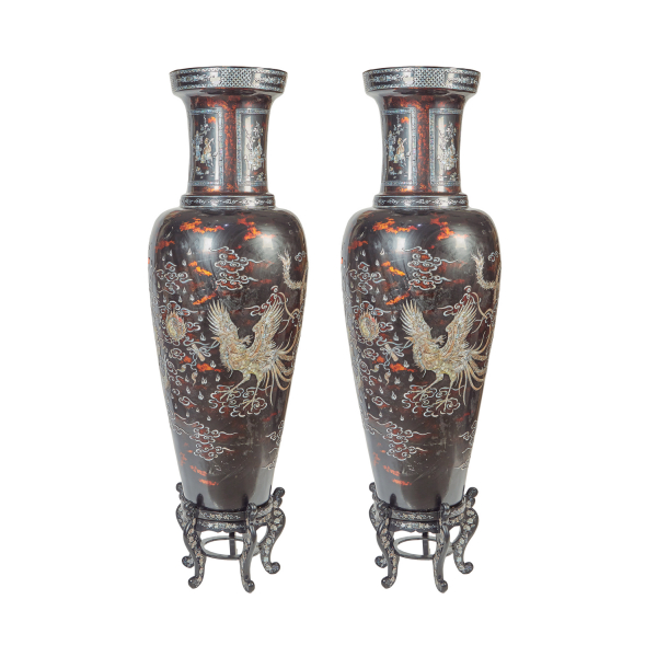 Pareja de jarrones vietnamitas en madera lacada con decoraciones incrustadas en nácar de aves fénix, dragones y motivos cortesanos en cartelas, c.1960.