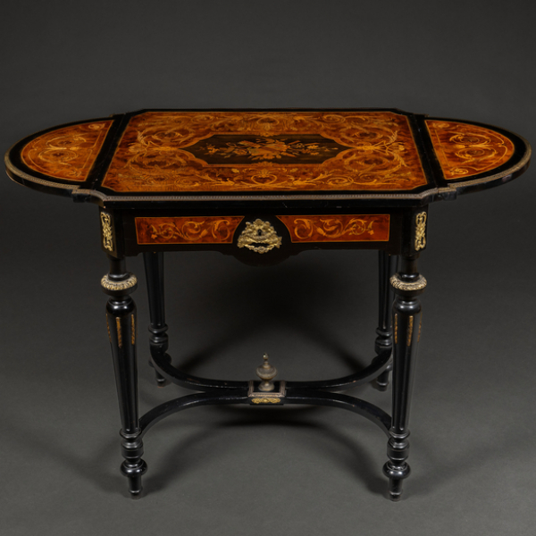 Mesa de dos alas Napoleón III en madera ebonizada en negro con aplicaciones en bronce dorado y profusa marquetería floral. Siglo XIX